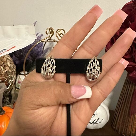 VINTAGE CORO SILVER TONE CLIP EARRINGS - Picture 1 of 3